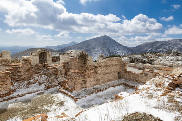 Gimnasio.Bienvenido a Sagalassos. Isparta, Turquía.Visitar las extensas ruinas de Sagalassos, en lo alto de los picos irregulares de Akdag, es acercarse al mito: la antigua ciudad en ruinas situada en la cruda - Foto, Imagen