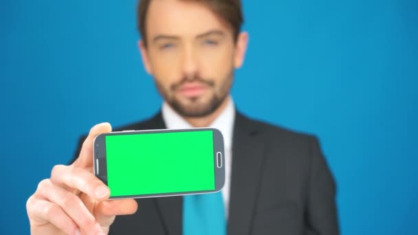 Biznesmen ze smartfonem wyświetlającym pusty ekran - Materiał filmowy, wideo