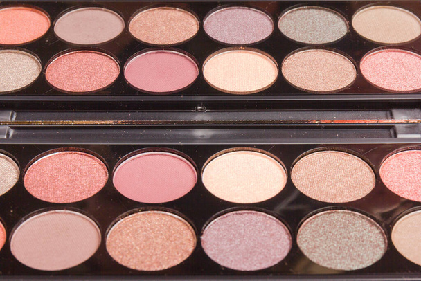 Koncept make-upu a kancelářské dresscode. nahá paleta stínů s béžovými, růžovými a hnědými odstíny na růžovém pozadí - Fotografie, Obrázek