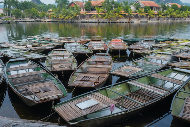 Пирс для лодок в городе Там Кок, провинция Нин Бинь, Вьетнам. - Фото, изображение