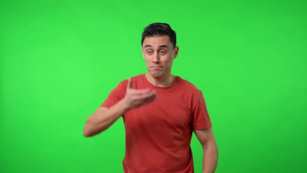 Een man die zijn ogen bedekt met zijn hand - Video