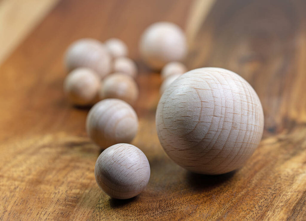 近接した様々な木製のボール - 写真・画像