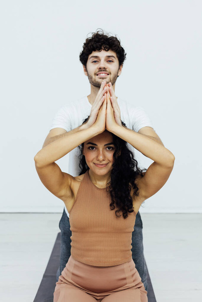 Férfi és női párosban jóga ázsiai torna fitness - Fotó, kép