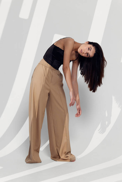 Лидия в бежевых брюках толстые волосы косметика комната модели - Фото, изображение
