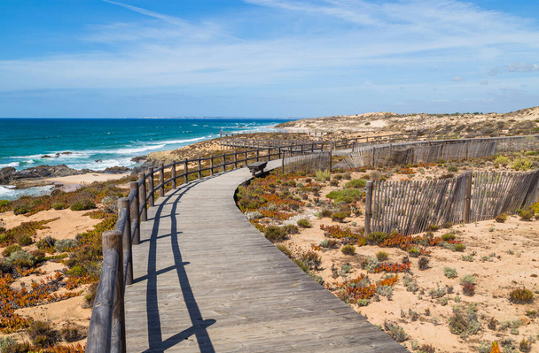 ポルトガルのAlentejo,ポルトガルの美しい空のビーチ - 写真・画像