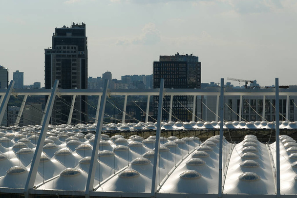 Панорама Киева, столицы Украины и крыши Олимпийского национального спортивного комплекса, также известного как Олимпийский стадион - Фото, изображение