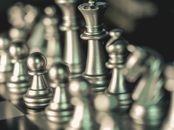 estratégia competitiva de jogo de negócios com jogo de tabuleiro de xadrez com fundo desfocado - Foto, Imagem