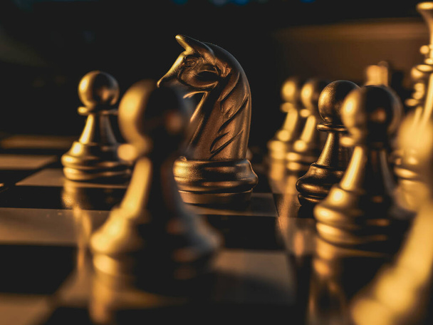 üzleti játék versenyképes stratégia sakk társasjáték homályos háttér - Fotó, kép