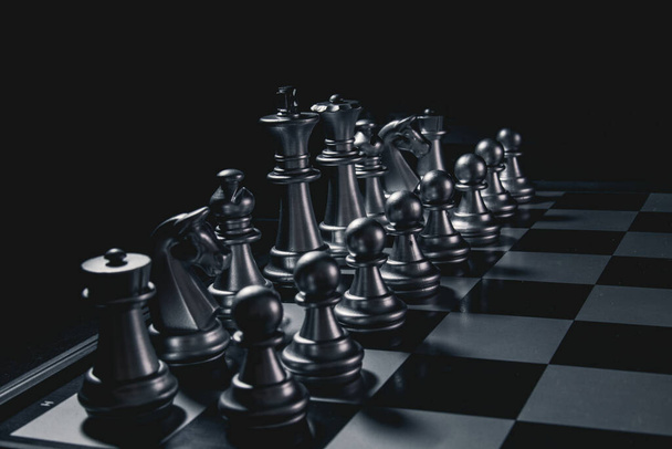 επιχειρηματικό παιχνίδι ανταγωνιστική στρατηγική με σκάκι επιτραπέζιο παιχνίδι με φόντο θαμπάδα - Φωτογραφία, εικόνα