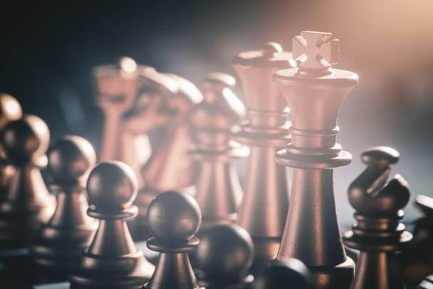 liike peli kilpailukykyinen strategia shakkilautapeli hämärä tausta - Valokuva, kuva