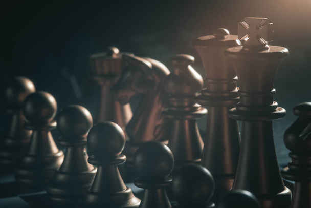 бизнес игра конкурентоспособная стратегия с шахматной настольной игрой с размытым фоном - Фото, изображение