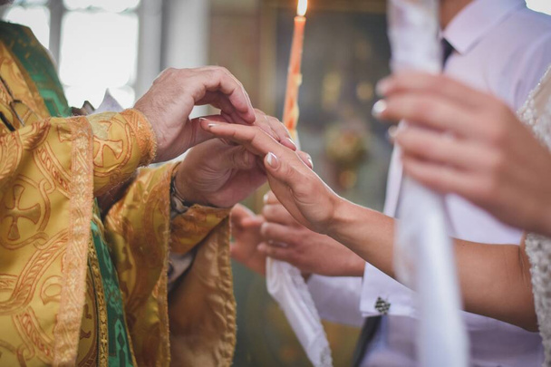 Panna młoda i pan młody na ceremonii zaręczyn w cerkwi prawosławnej. - Zdjęcie, obraz