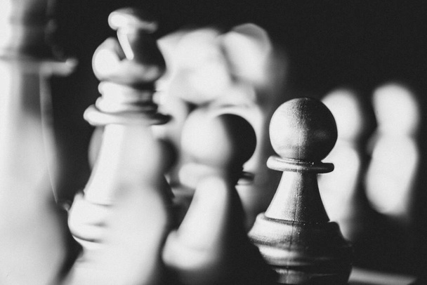 strategia competitiva gioco d'affari con scacchi gioco da tavolo con sfondo sfocato - Foto, immagini