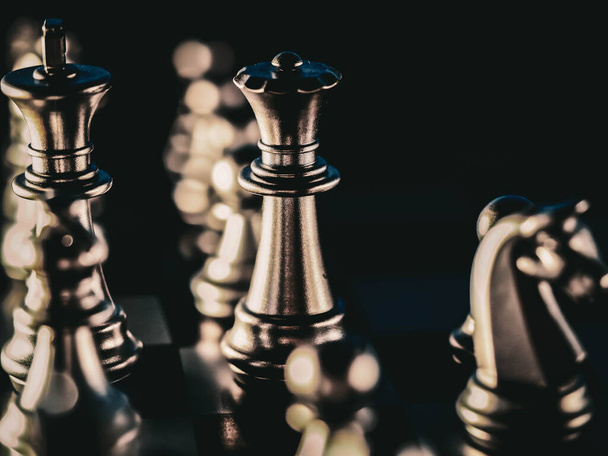 juego de negocios estrategia competitiva con ajedrez juego de mesa con fondo borroso - Foto, imagen