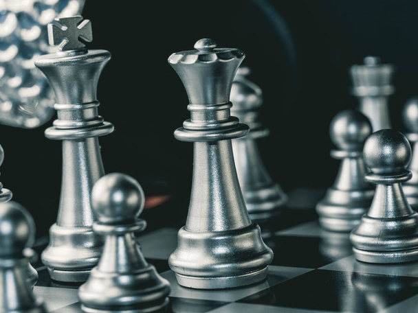estratégia competitiva de jogo de negócios com jogo de tabuleiro de xadrez com fundo desfocado - Foto, Imagem