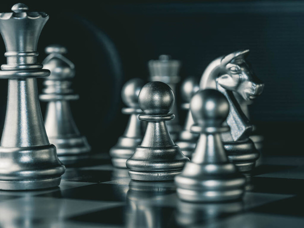 juego de negocios estrategia competitiva con ajedrez juego de mesa con fondo borroso - Foto, Imagen