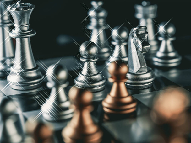 obchodní hra konkurenční strategie s šachovnicí hra s rozmazané pozadí - Fotografie, Obrázek
