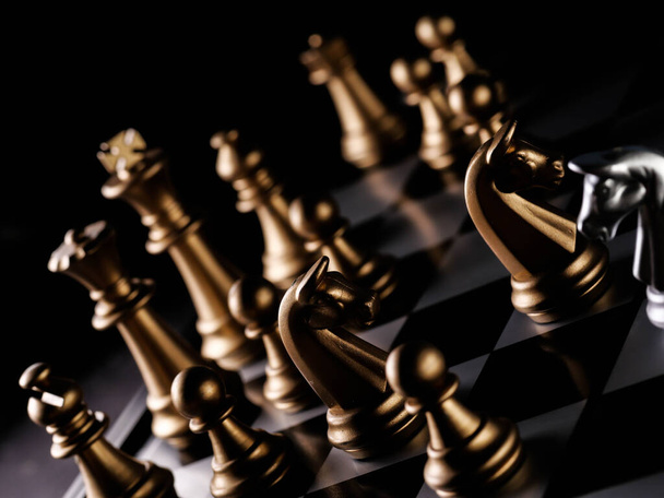 бизнес игра конкурентоспособная стратегия с шахматной настольной игрой с размытым фоном - Фото, изображение