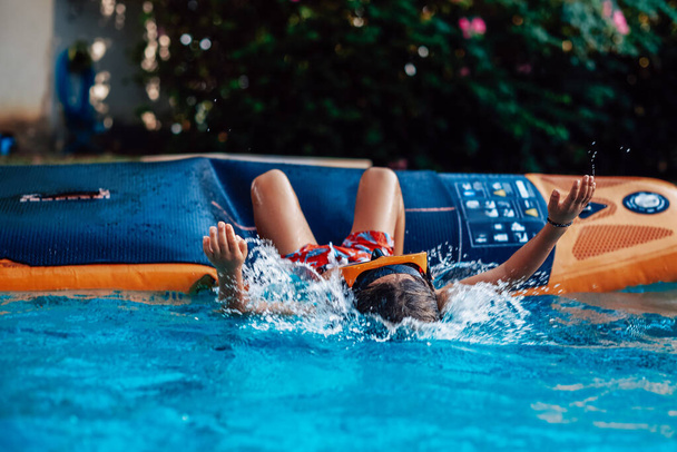 Retrato de una caída en el agua en una piscina niño - Foto, imagen