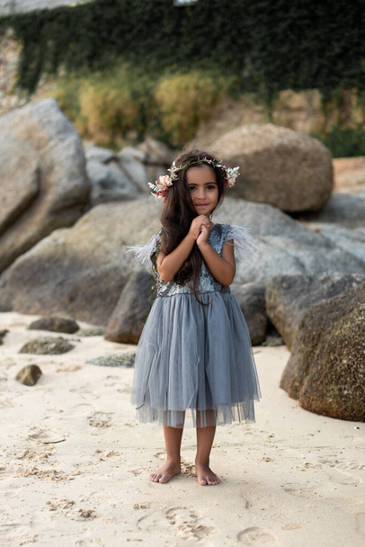 Schattig klein meisje poseert in de achtergrond van de natuur landschap in Thailand - Foto, afbeelding