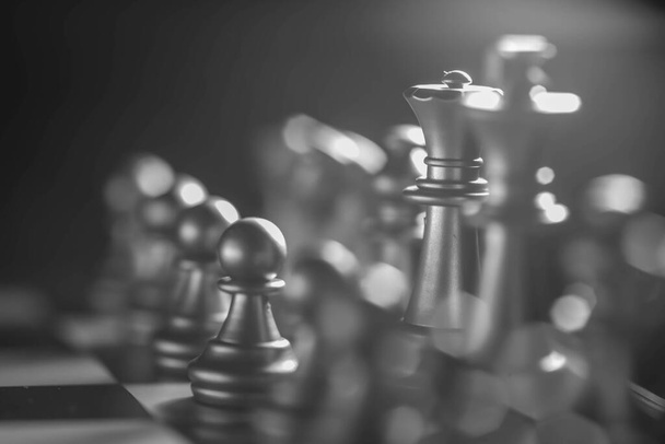 strategia competitiva gioco d'affari con scacchi gioco da tavolo con sfondo sfocato - Foto, immagini