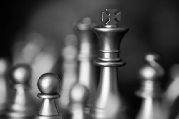 Bulanık arkaplanlı satranç tahtası oyunu ile iş oyunu rekabetçi stratejisi - Fotoğraf, Görsel
