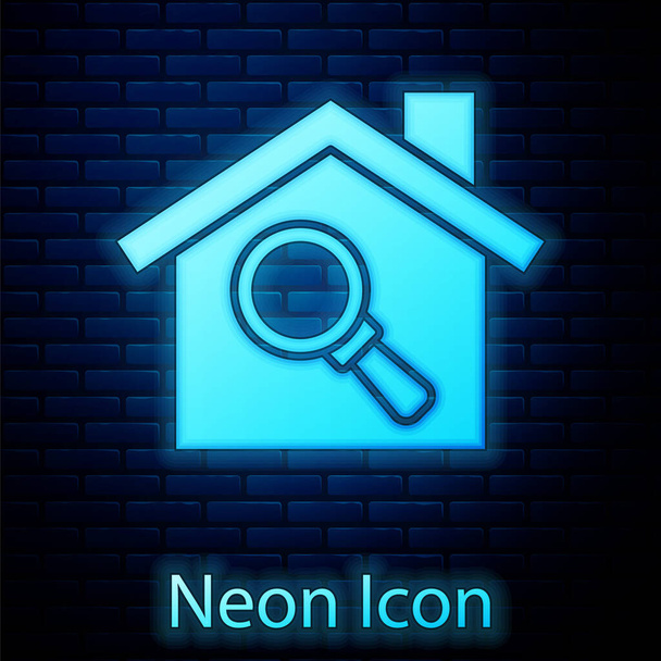 Świecący neon Szukaj domu ikona izolowana na tle cegły ściany. Symbol nieruchomości domu pod szkłem powiększającym. Wektor - Wektor, obraz