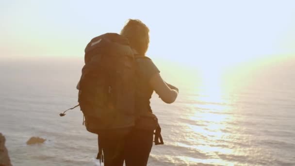 Mulher de meia-idade excitada usando mochila de acampamento - Filmagem, Vídeo