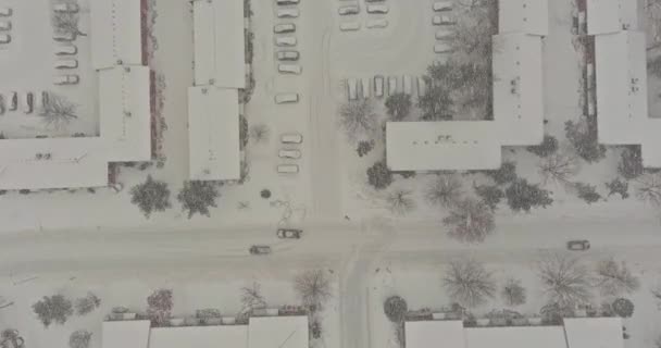 Sněžná zimní krajina na obytných ulicích zasněžený den malého bytového komplexu města - Záběry, video