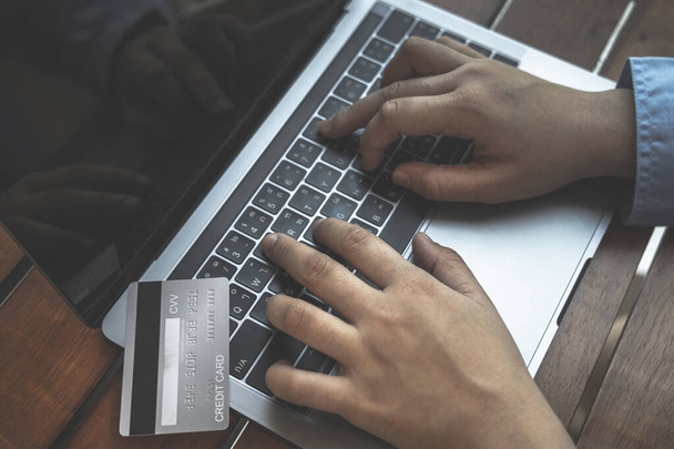 Businessman používat notebook registr prostřednictvím kreditních karet provádět on-line nákupy, Používání internetu v on-line marketing a obchodování, Online nakupování nebo Internet technologie koncept. - Fotografie, Obrázek