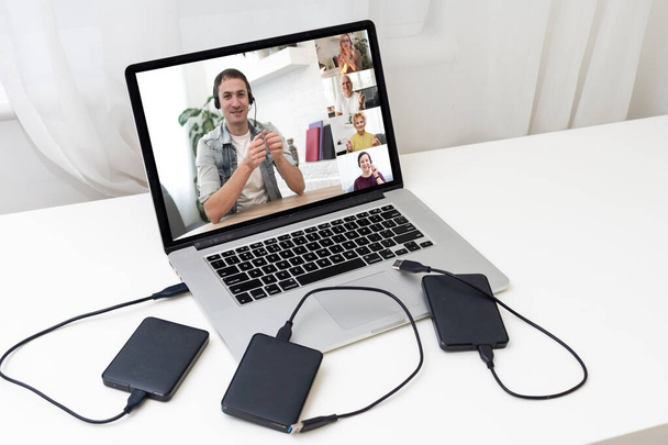 Gruppenfreunde Video Chat Connection Konzept. Laptop auf dem Tisch, Home Interior. - Foto, Bild