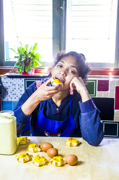 junge Köchin kocht leckeres Gebäck mit frischen Eiern, Ricotta und Sahne - Foto, Bild