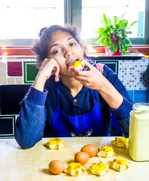 jeune fille cuisinier cuisine de délicieuses pâtisseries faites avec des œufs frais, ricotta et crème - Photo, image