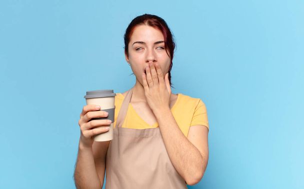 Mujer bonita con un café para llevar - Foto, Imagen