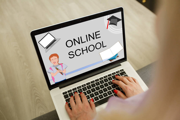 концепція електронного навчання: онлайн-школа на екрані ноутбука. Екранна графіка складається
. - Фото, зображення
