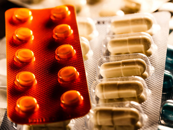 Фармацевтические антибиотики таблетки лекарства красочные антибактериальные таблетки на белом фоне капсулы таблетки медицины - Фото, изображение