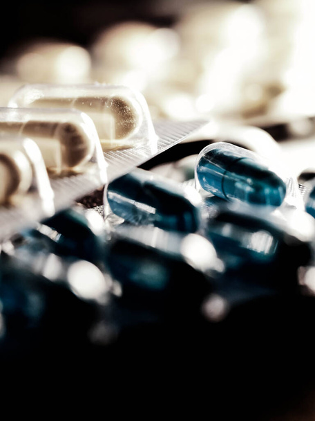 medicamentos antibióticos pílulas medicamentos antibacterianos coloridos pílulas sobre fundo branco pílula medicina - Foto, Imagem