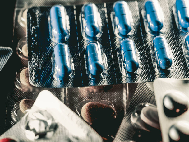 фармацевтичні антибіотики таблетки ліки барвисті антибактеріальні таблетки на білому фоні таблетки ліки
 - Фото, зображення