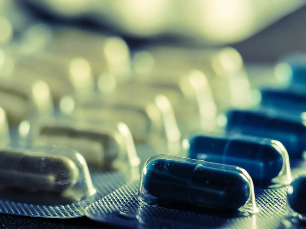 produits pharmaceutiques antibiotiques pilules médicament antibactériens colorés pilules sur fond blanc capsule médicament pilule - Photo, image