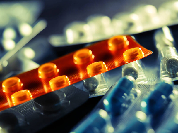 lääkkeet antibiootit pillerit lääke värikäs antibakteeriset pillerit pillerit valkoisella pohjalla kapseli pilleri lääke - Valokuva, kuva