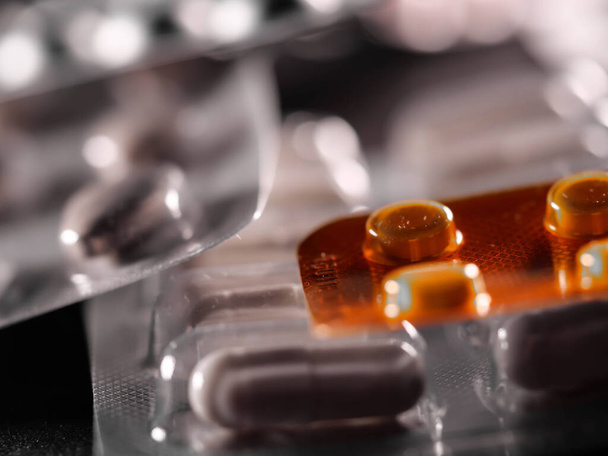 φαρμακευτική αντιβιοτικά χάπια φάρμακο πολύχρωμα αντιβακτηριακά χάπια σε λευκό φόντο κάψουλα χάπι φάρμακο - Φωτογραφία, εικόνα