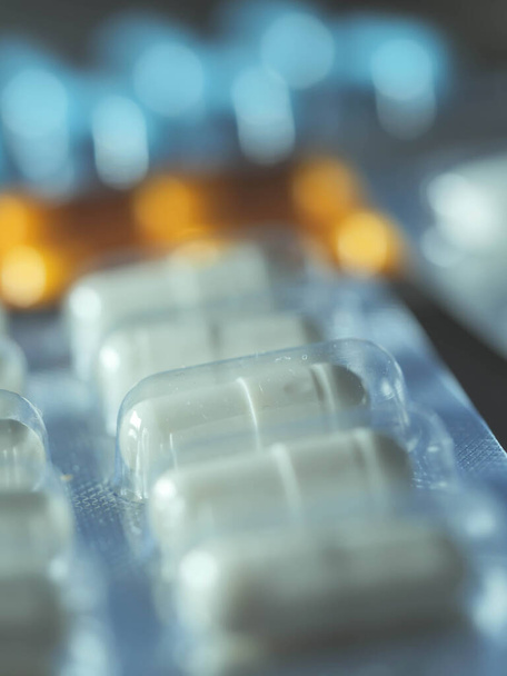 farmaceutische producten antibiotica pillen medicijn kleurrijke antibacteriële pillen op witte achtergrond capsule pil geneeskunde - Foto, afbeelding