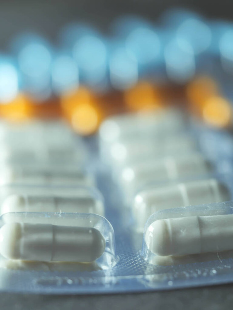lääkkeet antibiootit pillerit lääke värikäs antibakteeriset pillerit pillerit valkoisella pohjalla kapseli pilleri lääke - Valokuva, kuva