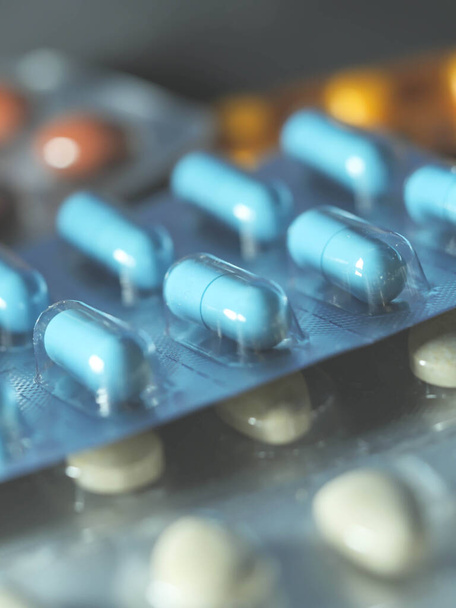φαρμακευτική αντιβιοτικά χάπια φάρμακο πολύχρωμα αντιβακτηριακά χάπια σε λευκό φόντο κάψουλα χάπι φάρμακο - Φωτογραφία, εικόνα