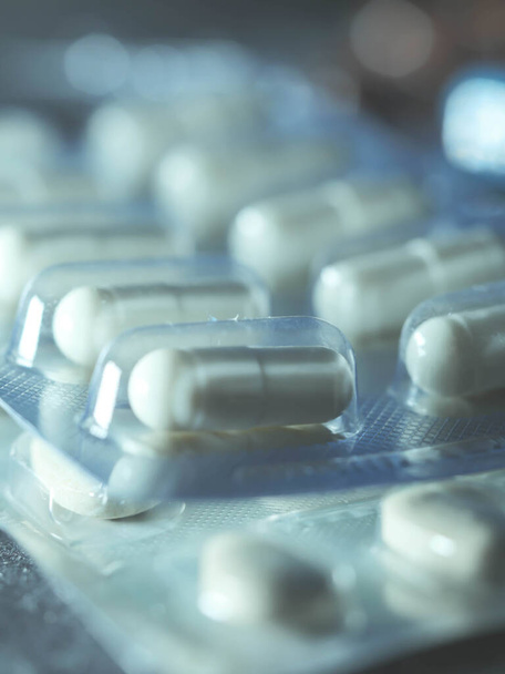 medicamentos antibióticos píldoras medicina colorido antibacterianos píldoras sobre fondo blanco píldora píldora medicina - Foto, imagen