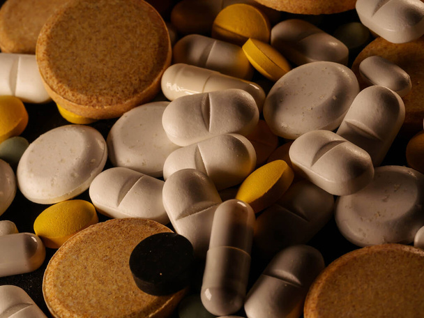 Medikamente Antibiotika Pillen Medizin bunte antibakterielle Pillen auf weißem Hintergrund Kapsel Pille Medizin - Foto, Bild