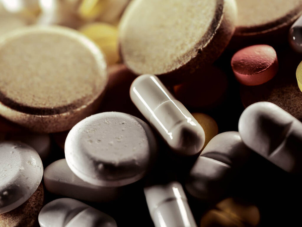 leki antybiotyki pigułki medycyna kolorowe leki przeciwbakteryjne pigułki na białym tle kapsułki pigułki medycyny - Zdjęcie, obraz