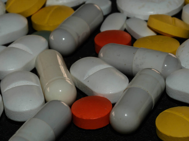 gyógyszerek antibiotikumok tabletták gyógyszer színes antibakteriális tabletták fehér háttér kapszula tabletta gyógyszer - Fotó, kép