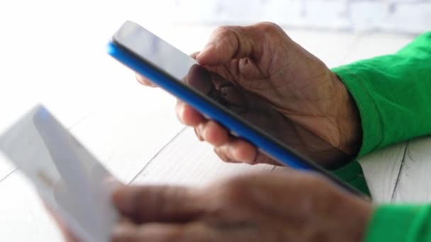 пожилые женщины держат кредитную карту и используют смартфоны онлайн  - Кадры, видео