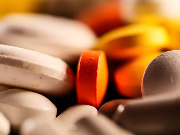 medicamentos antibióticos píldoras medicina colorido antibacterianos píldoras sobre fondo blanco píldora píldora medicina - Foto, Imagen